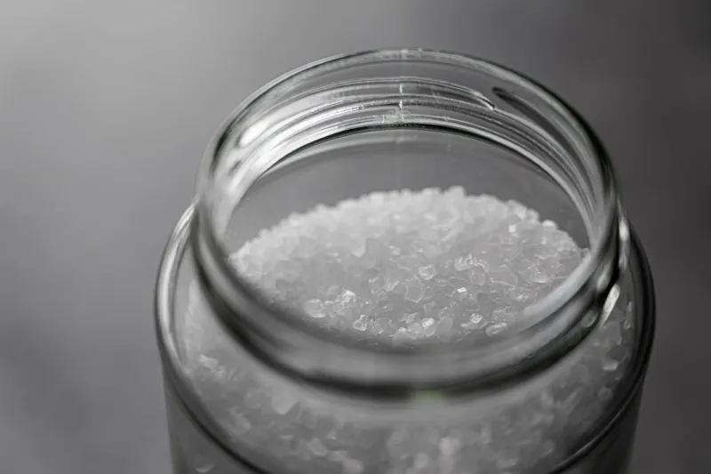 comment se débarrasser des orties avec du sel plac é dans un pot en verre