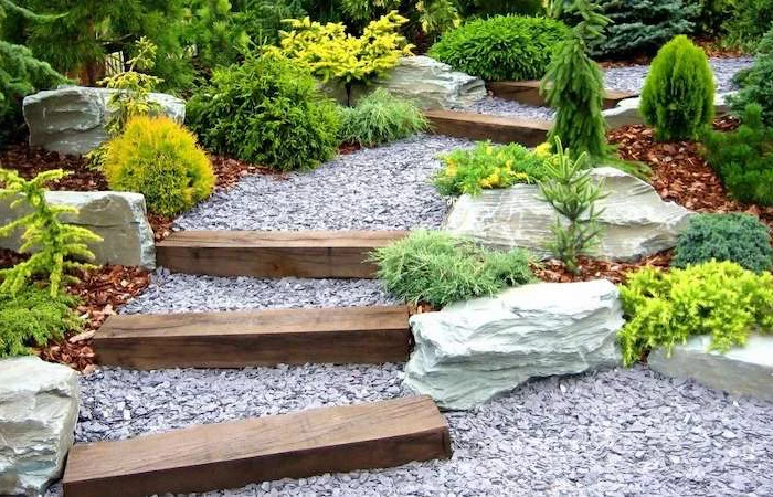 composer massif plantes vivaces arrosage passerelle escalier en plances de bois cailloux