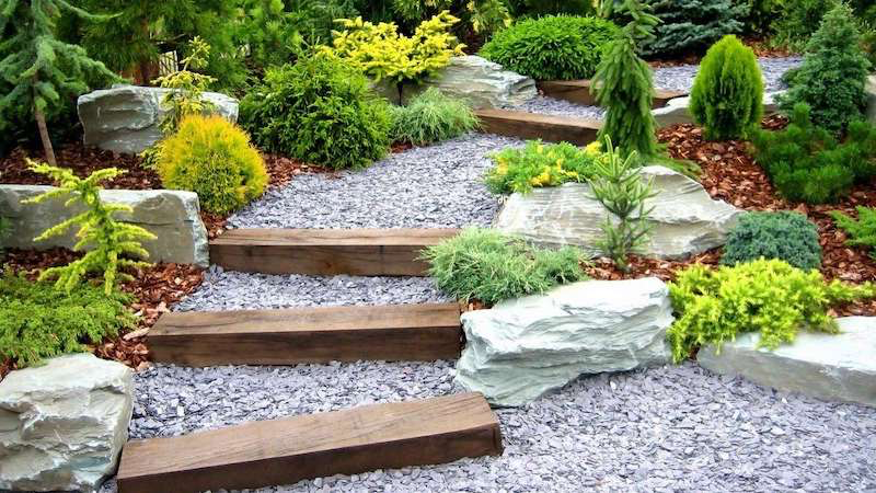 composer massif plantes vivaces arrosage passerelle escalier en plances de bois cailloux
