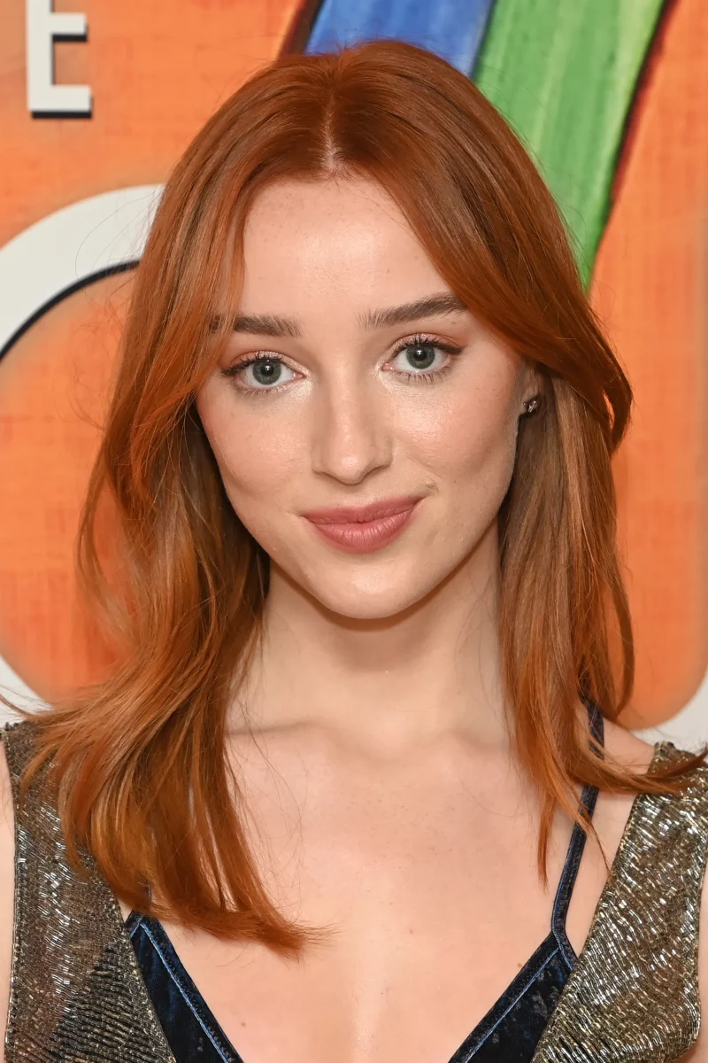 couleur de cheveux blond cuivré femme avec raie ai milieu coupe dégradée 2022