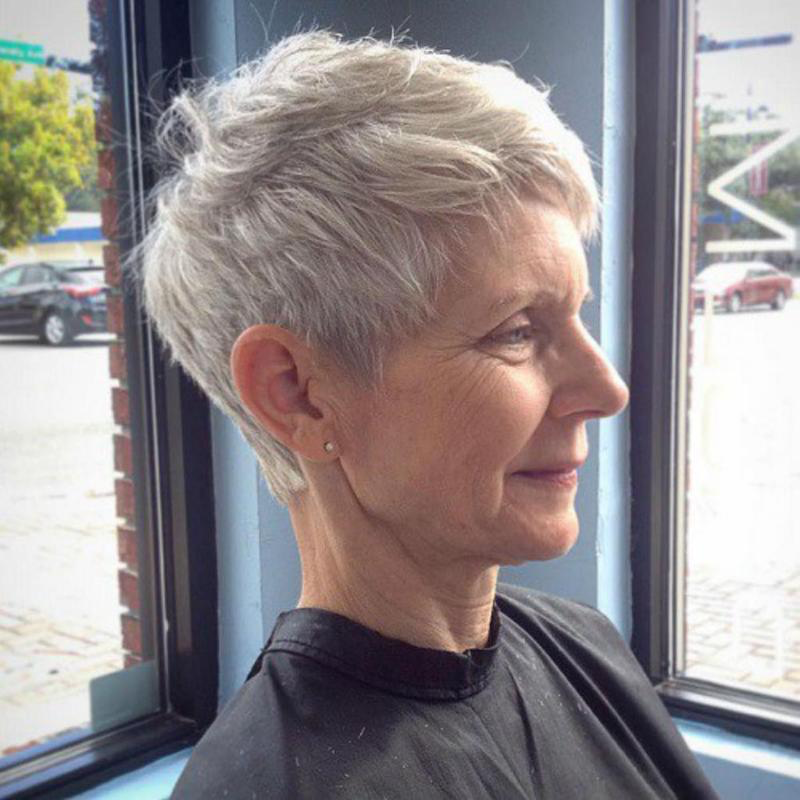 coupe de cheveux 50 ans et plus femme a coupe lutin cheveux gris