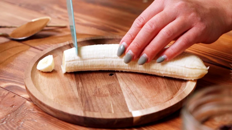 couper la banane petit déjeuner minceur facile à faire smoothie banane café énergisant