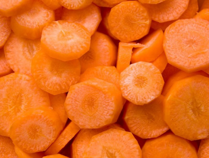 couper les carottes pour faire blanchir les carottes avant de les congeler