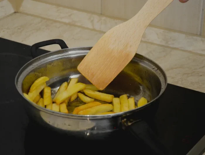 cuisson frites a la poele cuillere bois huile comment frire les pommes de terre