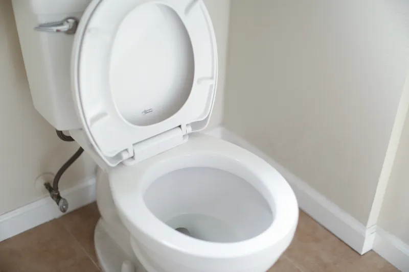 cuvette wc blanche economie eau dans les toilettes carrelage