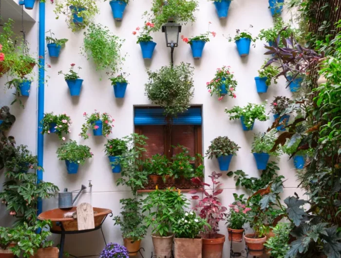 deco avec des pots de fleurs mur vegetal exterieur pots accrochés