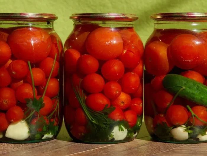 des bocaux remplies de tomates et des condiments