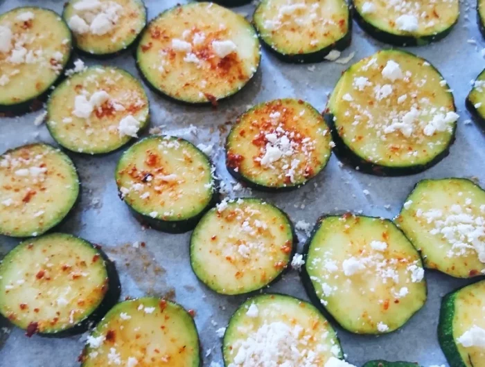 des courgettes en rondelle sur un plat pour evaporer l eau