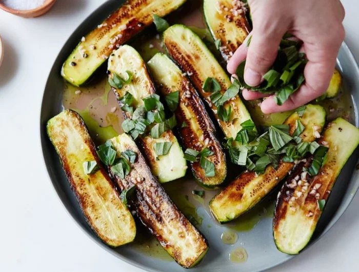 des courgettes marinées avec du basilic frais