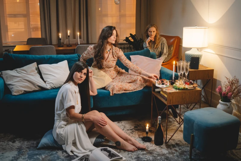 des filles dans un salon sur un canape bleu canard decoration vintage