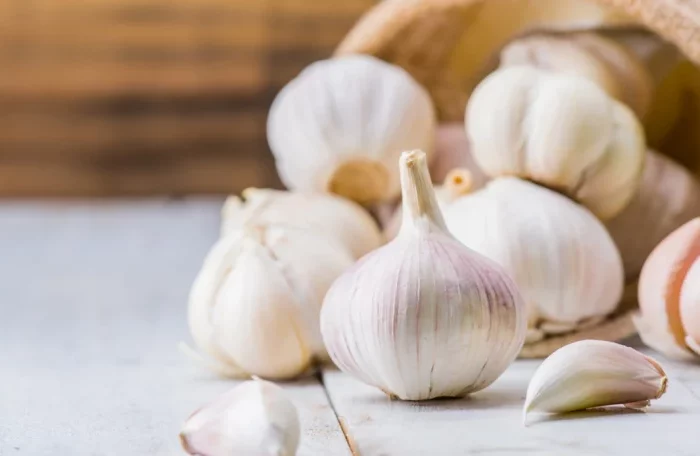 des gousses d'ail qui sortent du panier