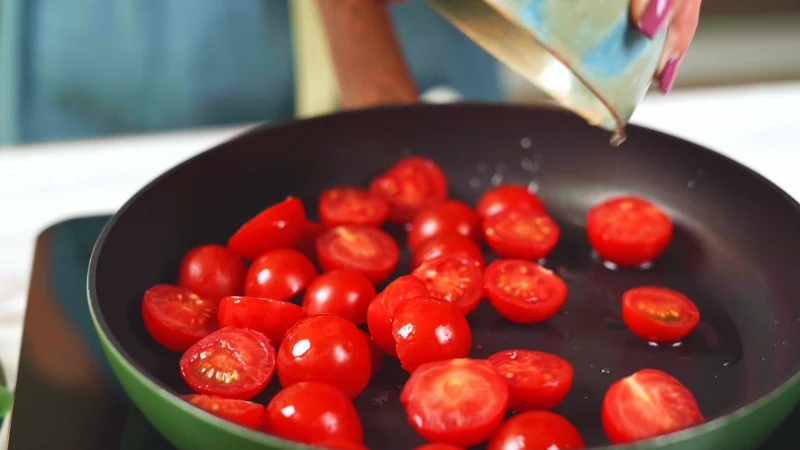 des tomates cerises dans une poele