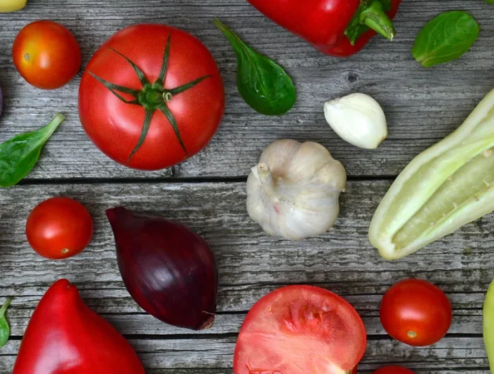 des tomates des poivrons rouges de l ail et du basilic