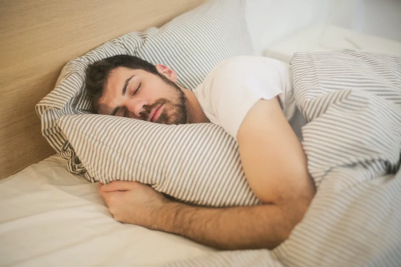 dormir cote gauche ou droite quelle position pour dormir et traits de personnalité