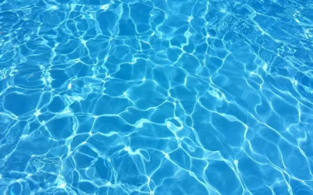 eau piscine propre entretien reflets lumiere soleil