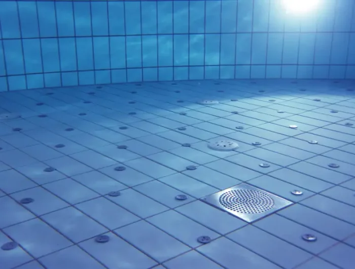eau pure piscine filtre reflets lumiere soleil