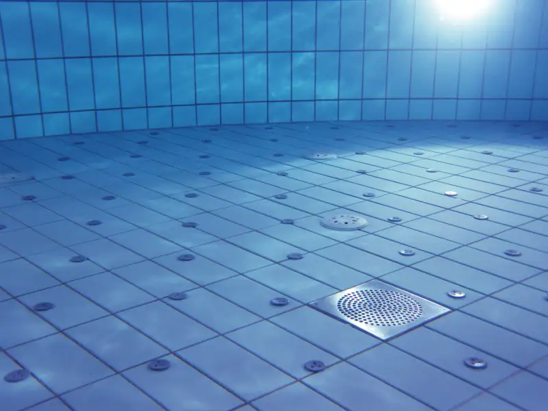eau pure piscine filtre reflets lumiere soleil
