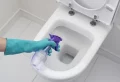 Comment détartrer le fond de la cuvette des toilettes ? Les astuces efficaces