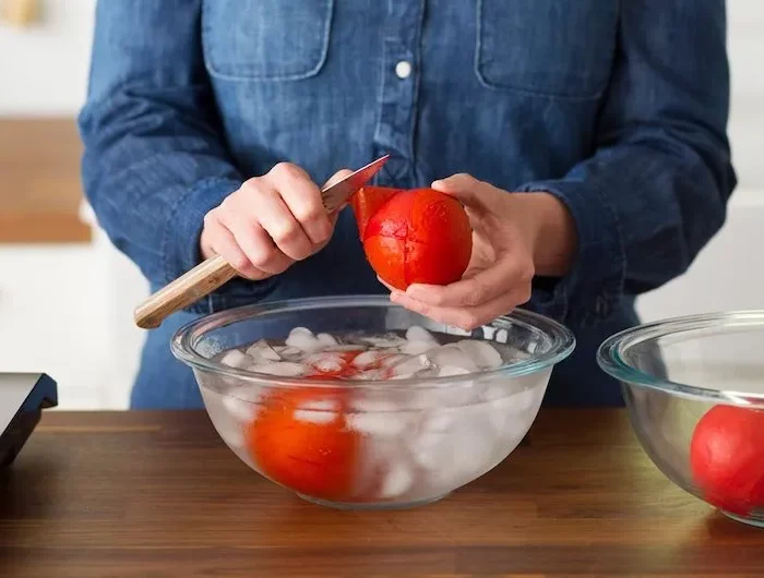 eplucher tomate eau chaude bain de glace technique pour émonder des tomates