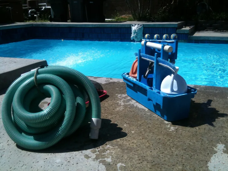 equipement piscine terrasse ciment entretien eau pompe