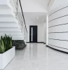 escalier droit standard dans un couloir moderne