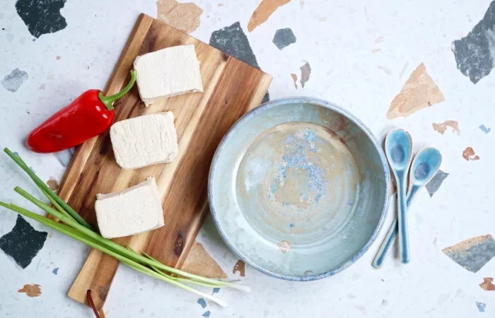 essorer et rincer le tofu pour faire une recette tofu aux légumes