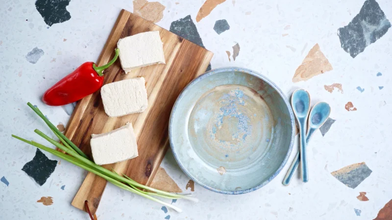 essorer et rincer le tofu pour faire une recette tofu aux légumes