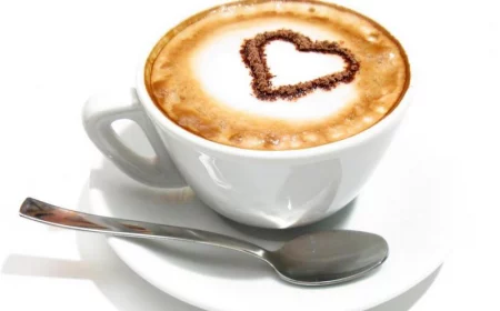 est ce que le cafe augmente la tension et le cholesterol tasse de cafe avec un coeur