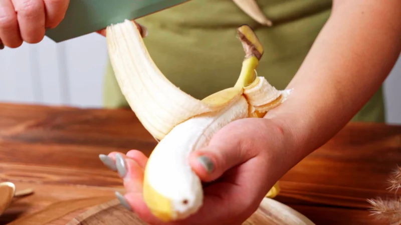 éplucher la banane idée comment faire un smoothie petit déjeuner au café