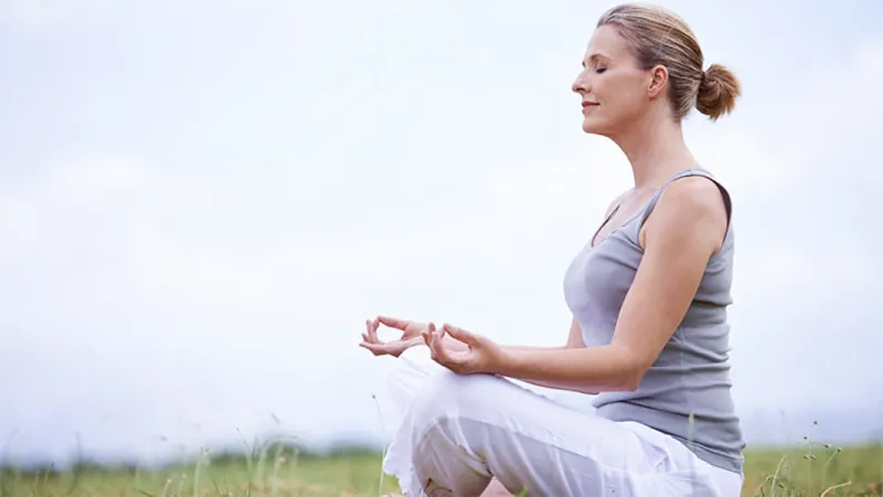 faire du yoga pour soulager les effets de la menopause