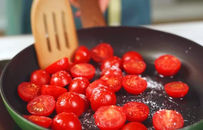 faire revenir des tomates cerises une cuillere en bois