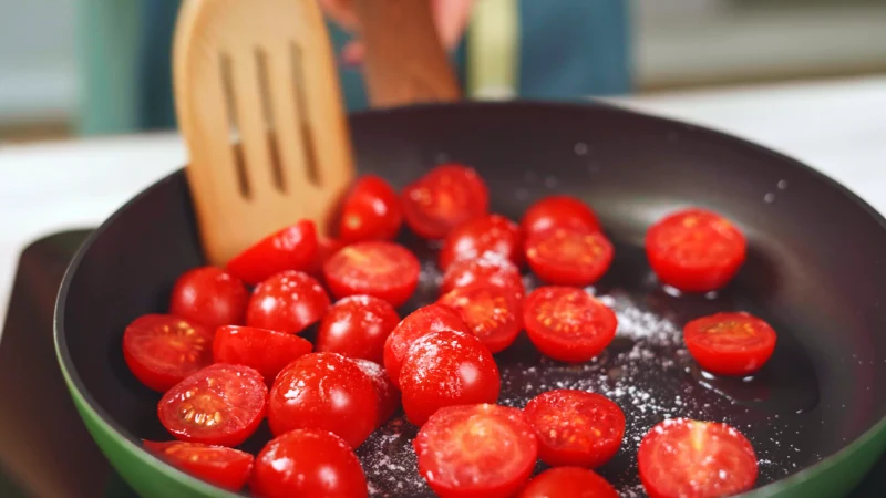 faire revenir des tomates cerises une cuillere en bois
