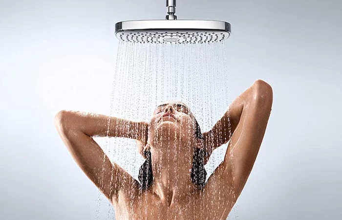 faut il prendre une douche froide quand il fait chaud jeune femme sous une douche