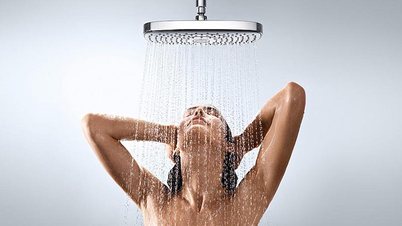 faut il prendre une douche froide quand il fait chaud jeune femme sous une douche