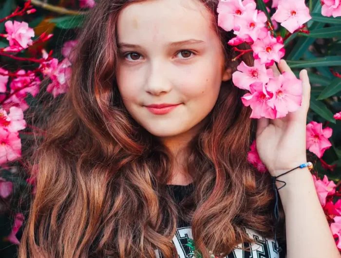 floraison laurier rose une fleur sur les cheveux d une fille