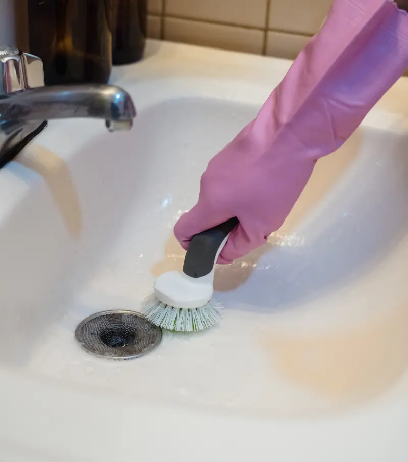 gants roses outils nettooyage lavabo robinet drain produits