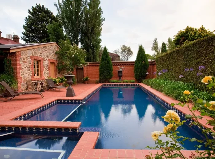 haie brise vue autour d une piscine comment amenager jardin avec piscine