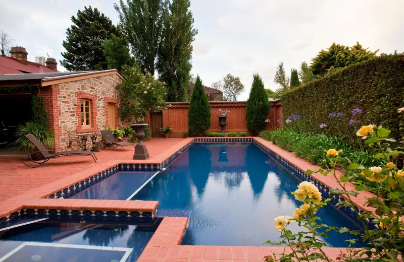 haie brise vue autour d une piscine comment amenager jardin avec piscine