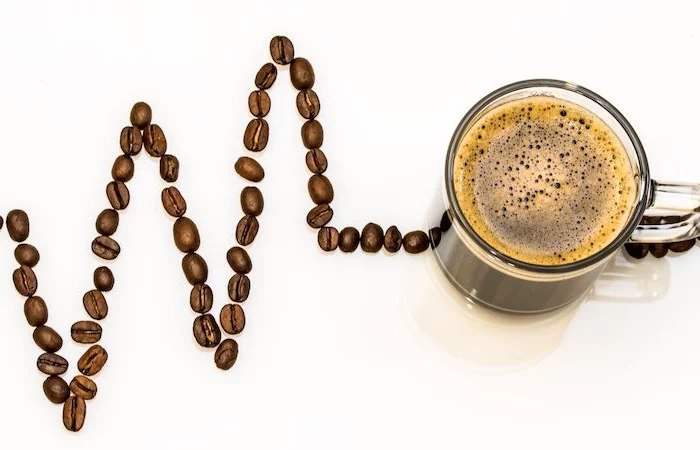 hypertension et cafe tasse de cafe avec grains
