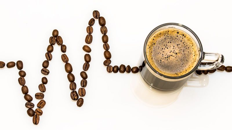 hypertension et cafe tasse de cafe avec grains
