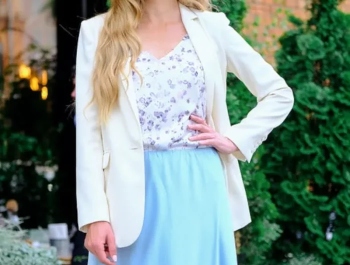 jupe longue en satin bleu top a imprime floral veste blanche