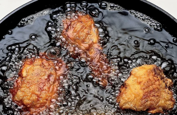 l huile usagée de friture de poulet dans une poele