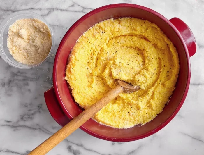 la polenta dans un bol rouge