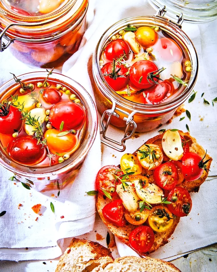 lacto fermentation tomates bocaux avec des tomates cerises rouges et jaunes