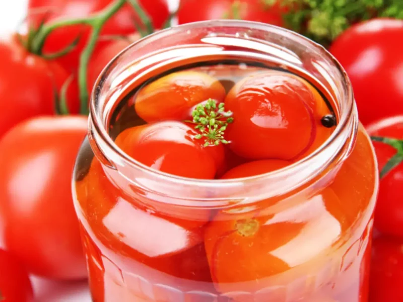 lacto fermentation tomates un bocal en verre ouvert avec des tomates