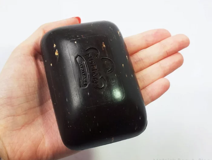 liquide vaisselle maison savon noir main qui tient un savon noir