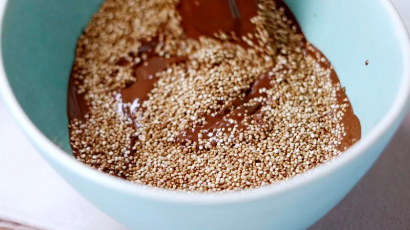 melange quinoa souffle chocolat noir fondu extrait de vanille bol turquoise