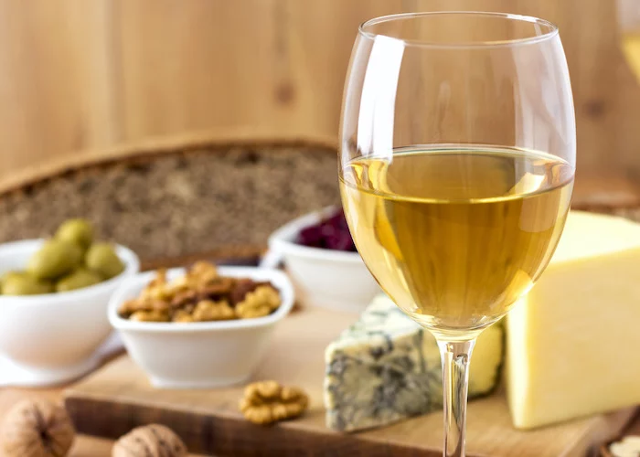 menu pour perdre du poids apres 50 ans verre de vin blanc sur le fond de fromage