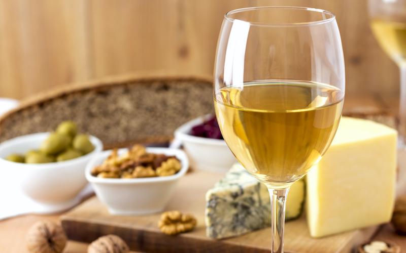 menu pour perdre du poids apres 50 ans verre de vin blanc sur le fond de fromage