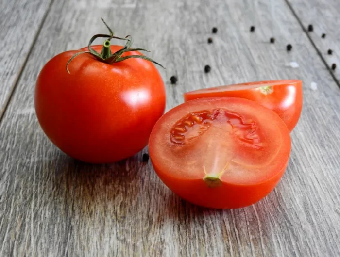 moitie tomate surface bois poivre noir aliments fruits